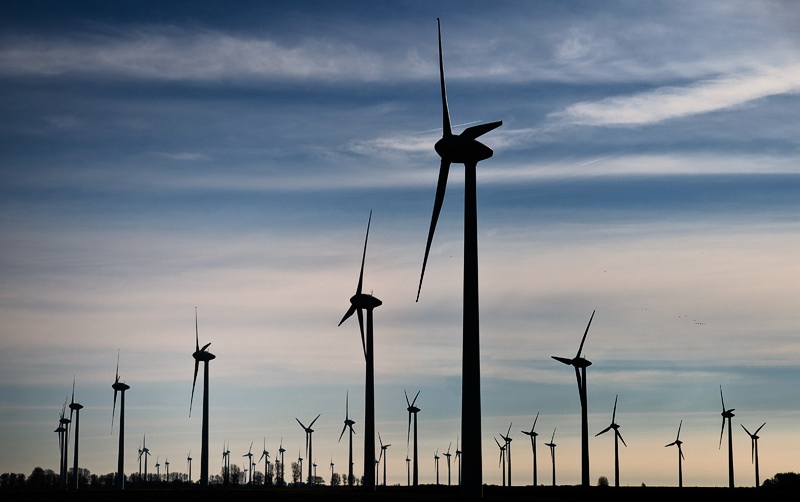 Windrad-D35_5951-als-Smart-Objekt-1.jpg - Haben wegen des anhaltenden Sturm Stade verlassen - Heute haben wir  bestimmt schon zum zehnten Mal die Austrittsstufe vor der Abfahrt vergessen einzufahren - wir beruhigen uns selbst mit  " es ist halt eine Jungfernfahrt " -  Der Norden ist übersät mit Windrädern , je nach der Betrachtungsweise können sie aber auch interessant und landschaftlich reizvoll sein. Heute wieder während der Fahrt ein undefinierbares klappern aus dem Wohnraum. Nach einigen Hörproben während der Fahrt und mehrmaligem anhalten , haben wir dann schon ziemlich genervt das klappernde Geräusch ausfindig gemacht. Es waren die leer hängenden Kleiderbügel im Kleiderschrank.