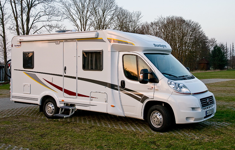 Womo-AutoD35_5781-als-Smart-Objekt-1.jpg - Unser erster Reisetag -  am  Stellplatz in Papenburg angekommen. Es war ein schöner sonniger Tag  - die Abendsonne spiegelt sich noch im Seitenfenster ....