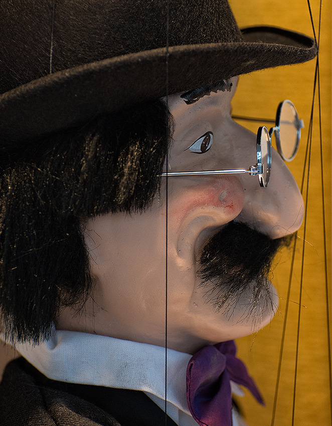 Rhein-04---2017-Rhein-04---201717X_5551-1-Kopie-2.jpg - Eine Marionette im Schaufenster eines Puppenladens