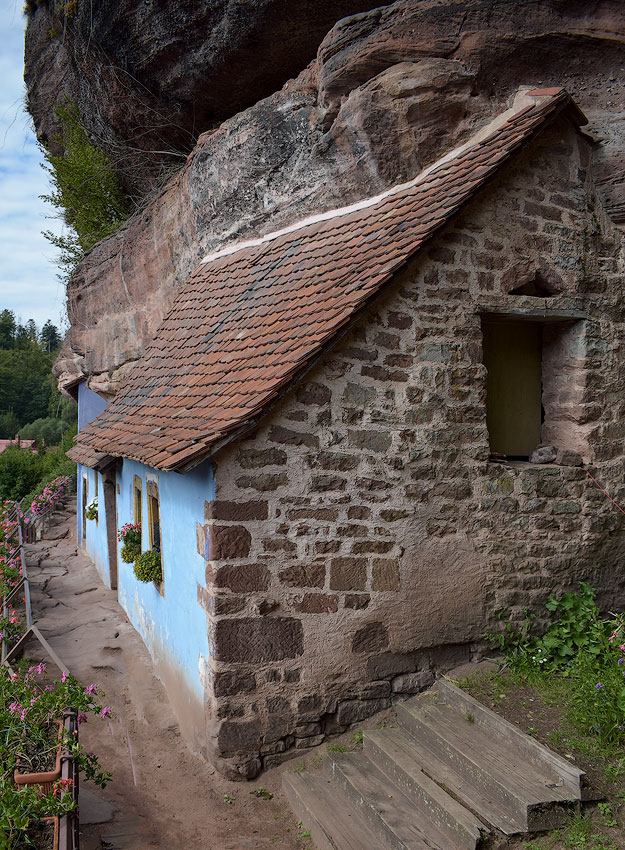 Elsass-09-(213)-1-Kopie.jpg - Höhlenwohnungen in Graufthal - Bouxwiller in den Berg gebaut