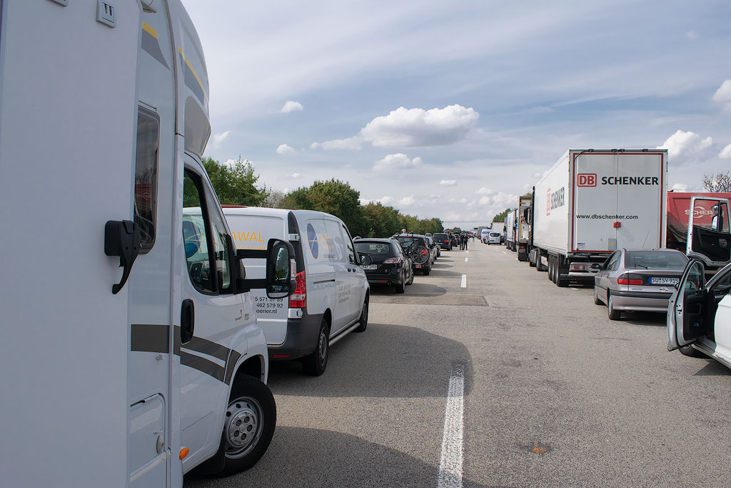 Eifel-Mosel-09---2018DSC_2391-1-Kopie.jpg - Auf dem Weg ins Lampertstal Stillstand - 4 Stunden im Stau - aber mit unserem fahrenden Appartment kein großes Problem bei Kaffee 3 Kuchen und Fernsehen