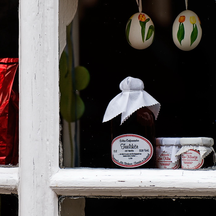 Fenster-D35_6078-als-Smart-Objekt-1.jpg - Solche nostalgische Fensterauslagen sieht man sehr oft in Greetsiel.