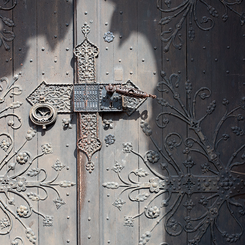 Rhein-04---2017-Rhein-04---201717X_6043-1-Kopie.jpg - Schmiedeeisene Kunst an einer alten Eichentüre