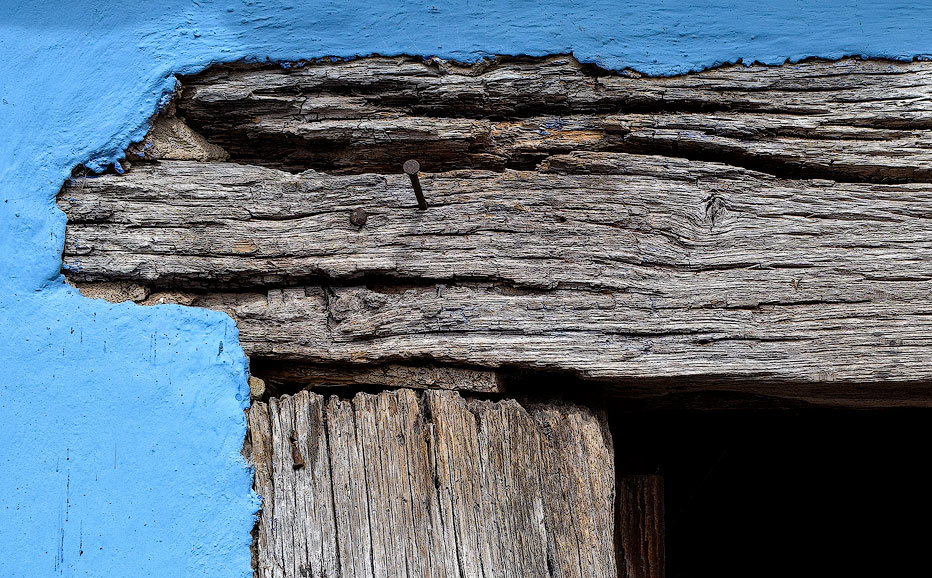 Elsass-09-(209)-1-Kopie.jpg - Altes Gebälk am Türeingang