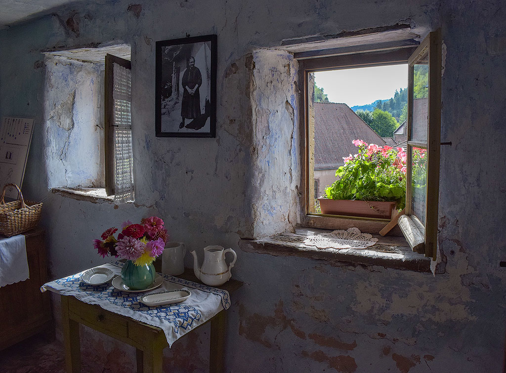 Elsass-09-(215)-1-Kopie.jpg - Innenansicht einer der ausgestellten Höhlenwohnungen