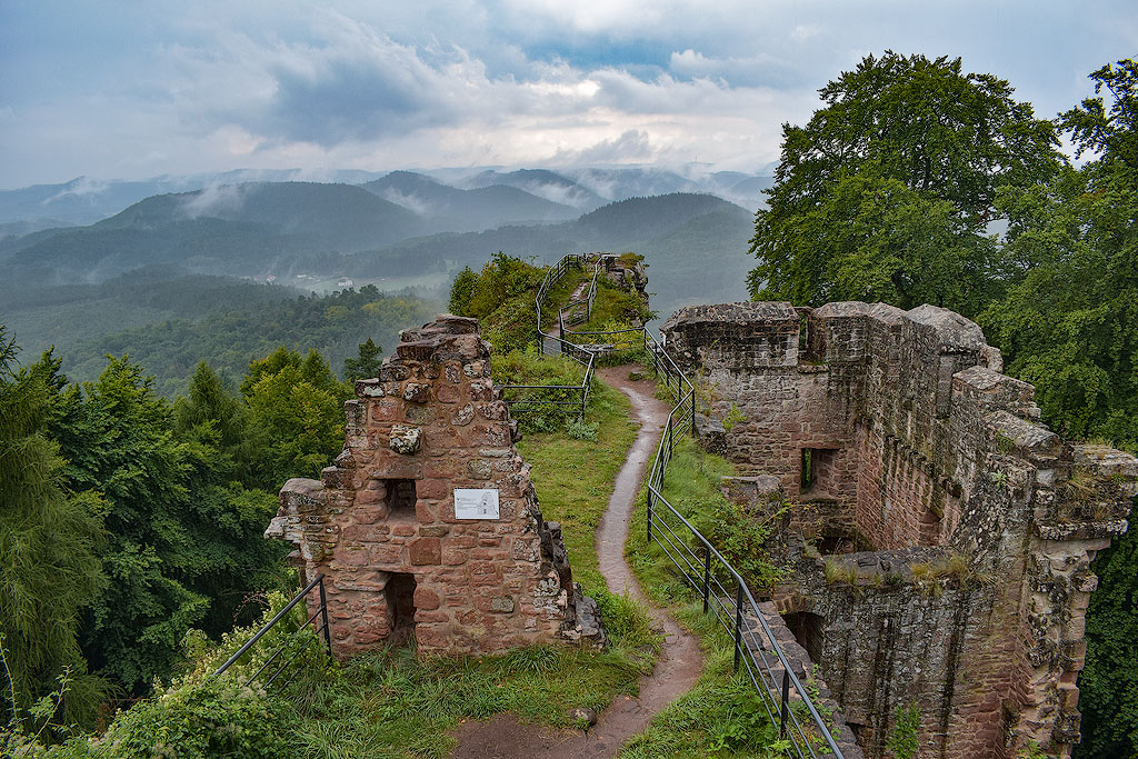 Elsass-09-(241)-1-Kopie.jpg - Eine der vielen Burgruinen im Elsass - die Ruine Fleckenstein in Baerenthal
