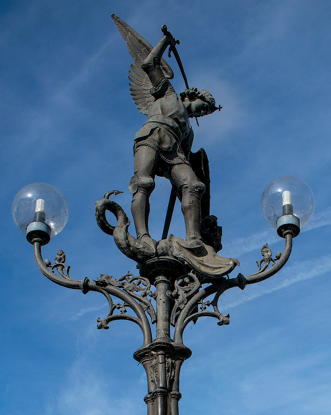 Tour-Belgien-10---2018DSC_3324-1-Kopie.jpg - Viele Sculpturen schmücken die Stadt