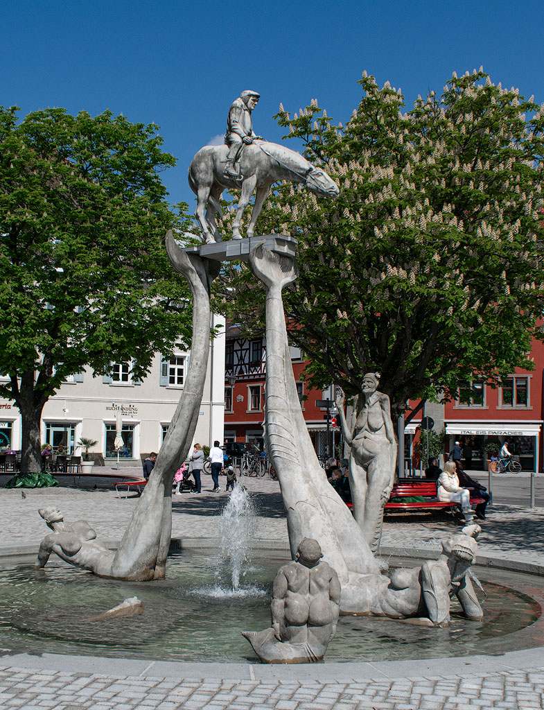 DSC_3974.jpg - Auissergewöhnlicher Brunnen im Hafen